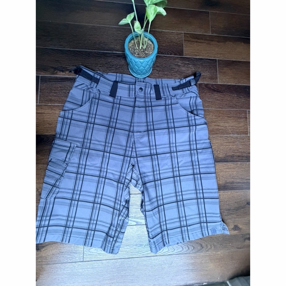EUC Men's Gray Plaid Cargo Shorts. Size XL.